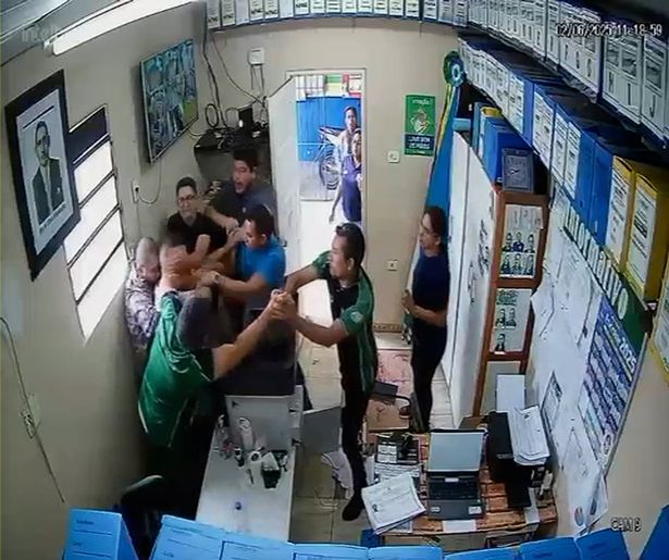 هرع زميل الموظفين لمساعدة مدرس