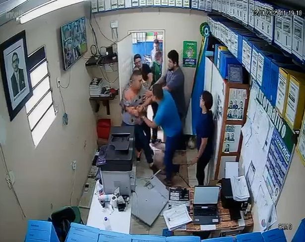 قام الموظفون بتصارع ريبامار ألفيس دوس راموس قبل إغلاقه في الغرفة