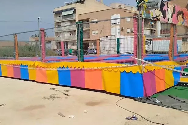 من المفهوم أن القفص المعدني حول الترامبولين كان لديه تيار كهربائي مكتشف من خلاله
