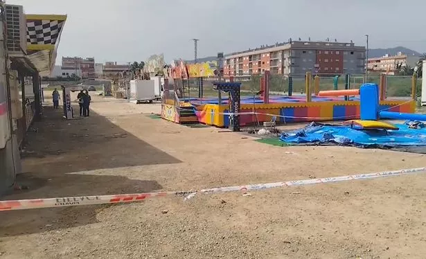 تم تطويق المنطقة بينما يحقق رجال الشرطة في الحادث 