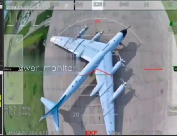 قاذفة TU-95 الروسية في الصورة قبل أن تصل إلى ذلك