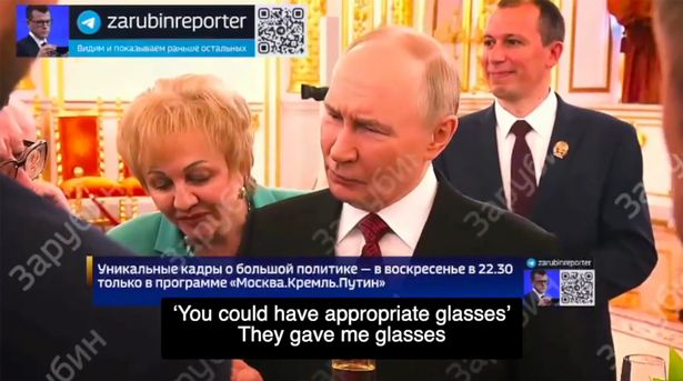يسأل بوتين عن ارتداء النظارات