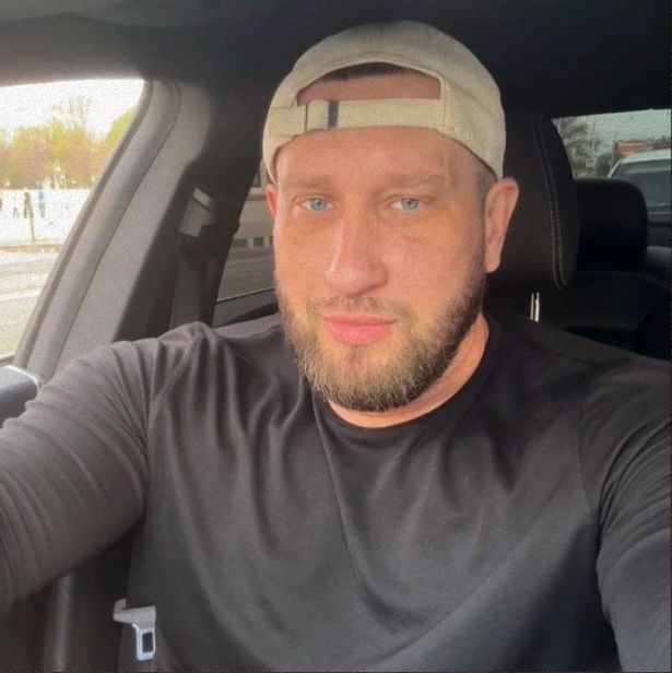 Maksim 'Mad Max' Nekozyrev أخذ صورة شخصية في سيارته