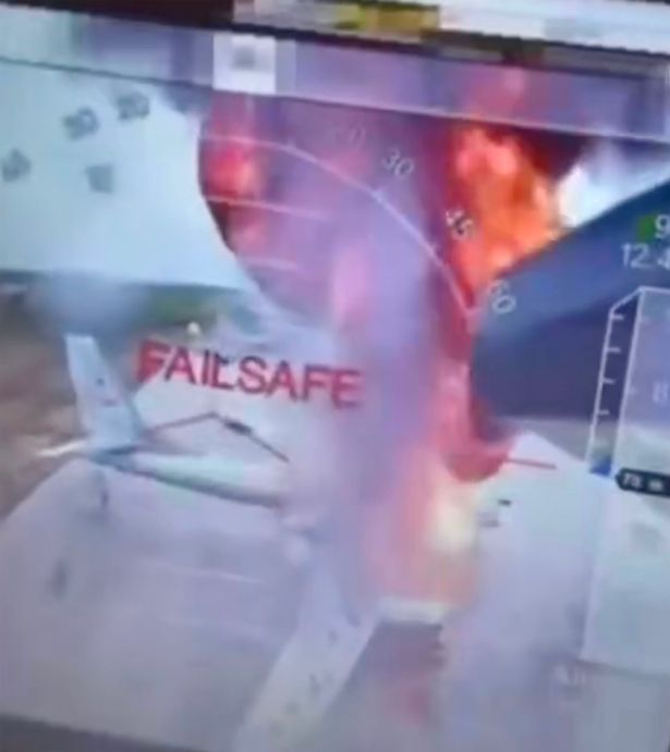 كانت القاعدة الجوية الروسية في منطقة إيركوتسك ، سيبيريا ، مشتعلة اليوم بعد إضراب طائرة بدون طيار مشتبه بها مرتبطة بأوكرانيا