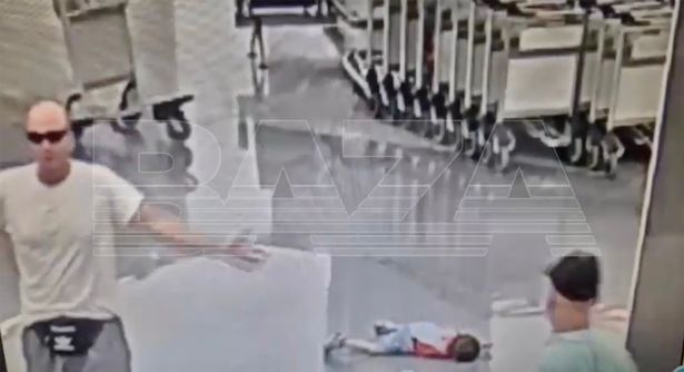 تُظهر CCTV الرجل الذي يمشي بعيدًا ، وانتشرت الذراعين بينما يضع TOT إصابة على الأرض