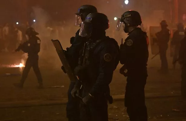 تم إلقاء القبض على مئات الأشخاص بعد أعمال الشغب في باريس ، والتي تركت قتيلين ومئات من الجرحى