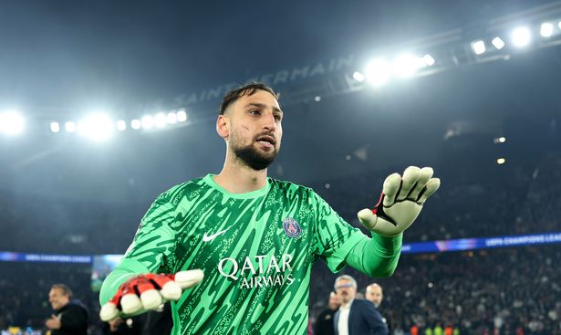 يحتفل Gianluigi Donnarumma بعد PSG vs Arsenal
