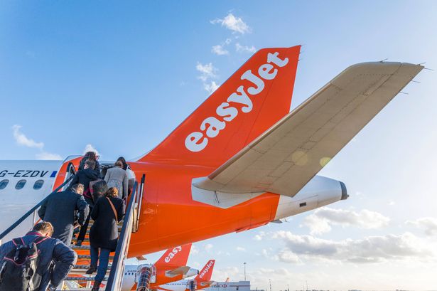 لندن جاتويك ، المملكة المتحدة - 23 نوفمبر ، 2017: ركوب الركاب طائرة EasyJet في مطار جاتويك في لندن