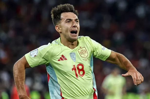 يحتفل مارتين Zubimendi من إسبانيا بعد تسجيل هدف الفريق الأول خلال المباراة النهائية لدوري الدول UEFA 2025 بين البرتغال وإسبانيا في ميونيخ كرة القدم