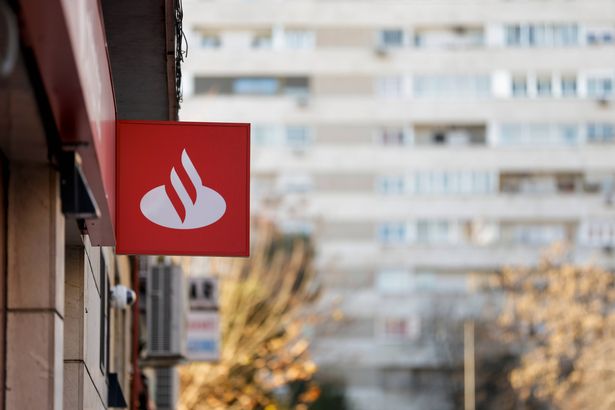 Alcorcon ، إسبانيا - 05 فبراير: يُرى شعار Banco Santander في فرع أحد البنوك حيث تُرى الشقق على ظهرها قبل مؤتمر صحفي للإعلان عن نتائج 2024 في مقر البنك في Boadilla del Monte في 05 فبراير 2025 في Alcorcón ، Spain. أبلغت Banco Santander عن ربح يعزى قدره 12.574 مليون يورو في عام 2024.