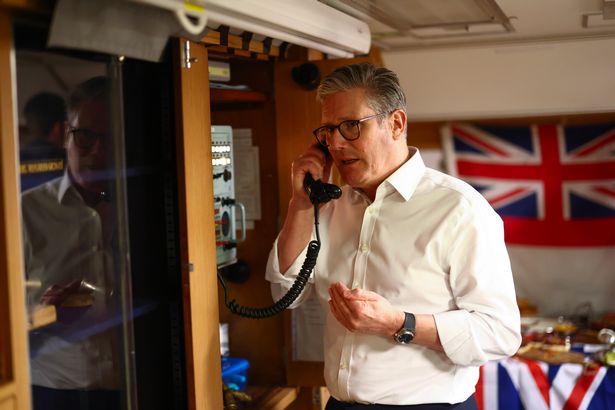 يستخدم Keir Starmer هاتف Comms للتحدث إلى جميع الغواصات على متنها في زيارته الطليعة