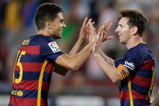 (LR) Marc Bartra من FC Barcelona و Lionel Messi من FC Barcelona خلال مباراة Primera Division بين FC Barcelona و Levante UD في 20 سبتمبر 2015 في ملعب Camp Nou في برشلونة ، إسبانيا.