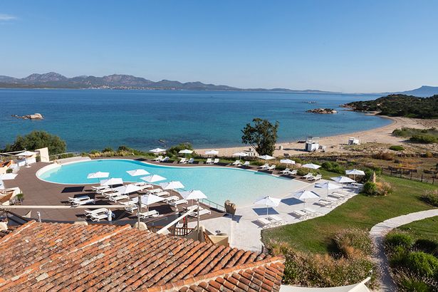 إطلالة على المسبح في Cala Cuncheddi Sardinia