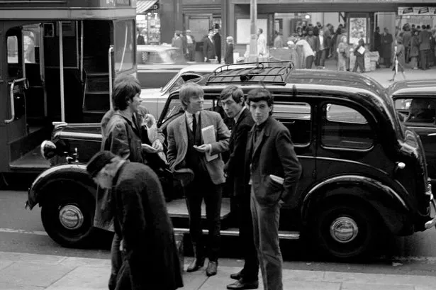 تصل Rolling Stones إلى استوديو لتسجيل لندن في سيارة أجرة سوداء في 196 3