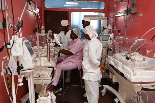 زار Oti Mabuse Côte d'Ivoire لمعرفة كيف يمكن أن تساعد التبرعات التي أثيرت من خلال AID لكرة القدم لليونيسيف الأطفال 