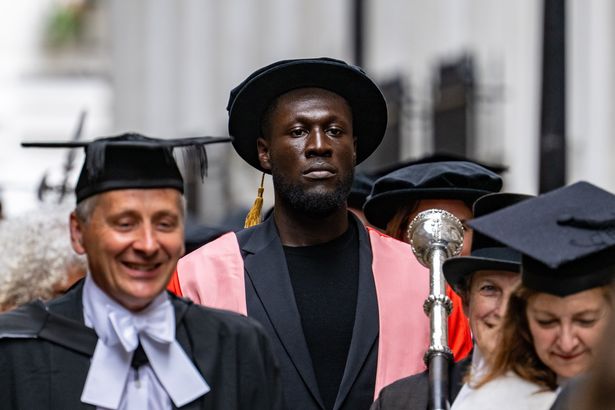 تم تكريم مغني الراب في المملكة المتحدة Stormzy بشهادة في القانون الفخري من جامعة كامبريدج