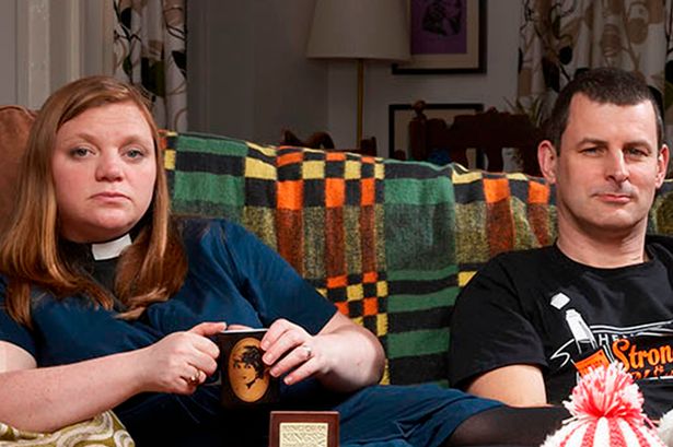 القس كيت بوتني وزوجها جراهام بوتني على أريكته على Gogglebox.