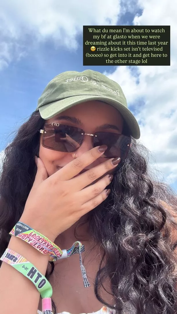Jade Thirlwall في قبعة بيسبول خضراء ، مع يدها على فمها ، إلى جانب رسالة حول مشاهدة شريكها Jordan Stephens أداء في Glastonbury 2025.