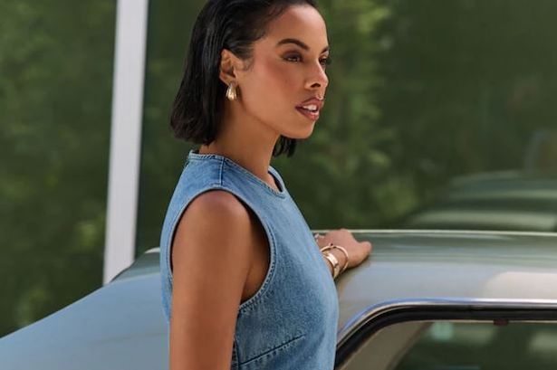 يعد فستان Denim Maxi Maxi Mid Blue Denim Maxi جزءًا من أحدث مجموعة من Rochelle Humes مع التالي