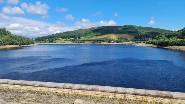 إن الخزانات الثلاثة Severn Trent و Howden و Derwent و Ladybower أقل من المعتاد بسبب عدم وجود هطول أمطار ، مع Howden حاليًا بنسبة 16 ٪ ، و Derwent بنسبة 37 ٪ وقوة الخنفساء بنسبة 56 ٪ من السعة الكاملة
