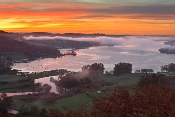 صورة المناظر الطبيعية لبحيرة Windermere عند غروب الشمس