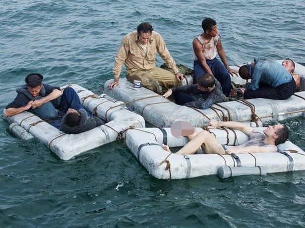 التسمية التوضيحية: USS Indianapolis Jaws: تحولت أسماك القرش إلى البحر الأحمر لأنها هاجموا المئات المحاصرين في الماء 