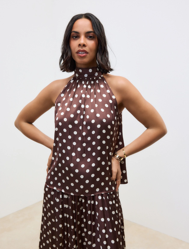 مقدم التلفزيون يرتدي COD Brown Polka Dot Ord