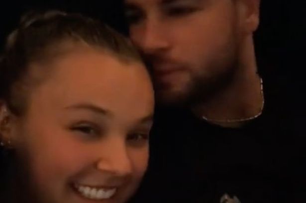 يشترك Jojo Siwa و Chris Hughes لحظات حلوة مع تكثيف علاقة الفجوة العمرية