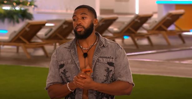 وقفت Remell Mullins في سترة رمادية في Villa Love Island.