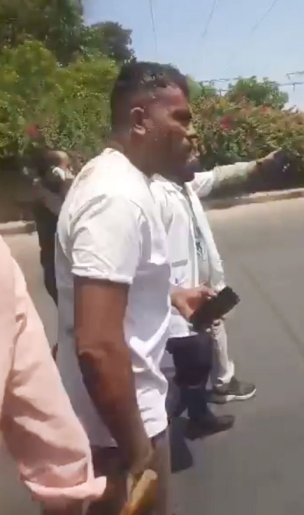 شاهد Vishwash وهو يمشي بعيدًا عن موقع التحطم وهو يحمل هاتفه 
