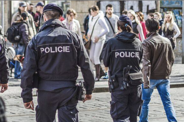 بدأت العديد من النقاط الساخنة السياحية الأوروبية في اتخاذ إجراءات صارمة