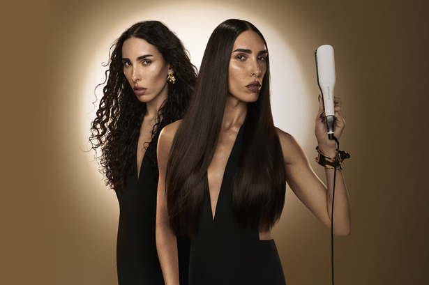 امرأة تحمل شعر GHD مصدخًا يظهر شعرها مجعد من قبل ومباشر بعد ذلك 