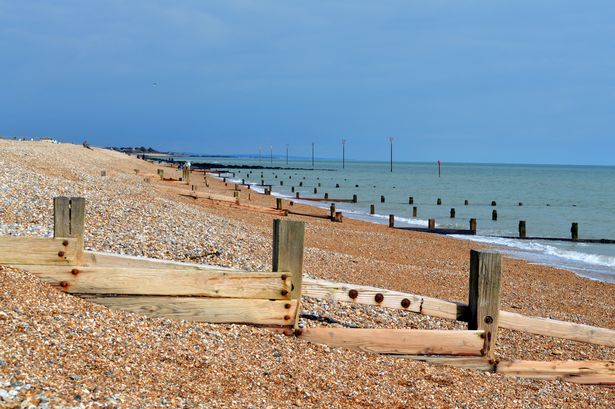 تبحث على طول شاطئ القوباء المنطقية في Bognor Regis ، West Sussex ، المملكة المتحدة