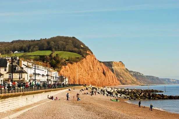 Sidmouth Seafront مع المنحدرات الحمراء من ساحل الجوراسي ، ديفون إنجلترا ، المملكة المتحدة
