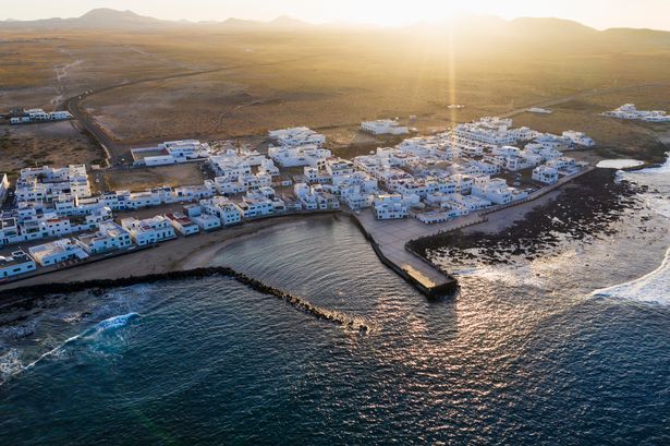 Caleta de Famara من منظر جوي عند غروب الشمس