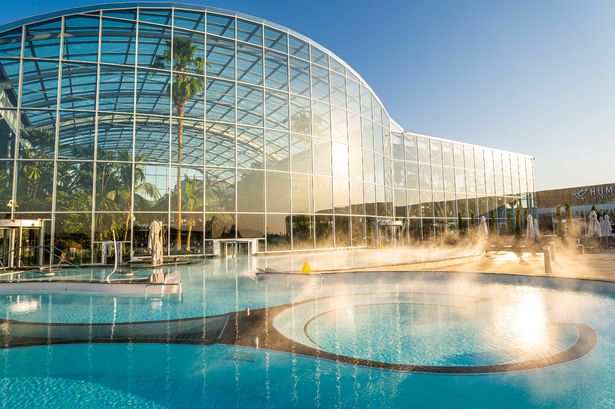 حمام السباحة في الهواء الطلق في Therme Spa 