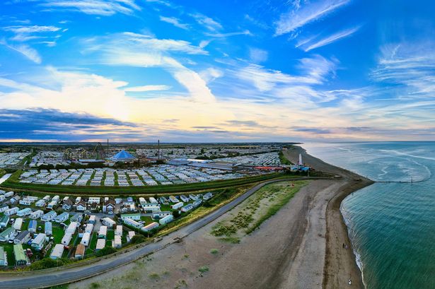 تعرض منظر بانورامي جوي من Sunset Aerial Panoramic لمملكة المتحدة Seaside Ingoldmells ، وهي مدينة سياحية مزدحمة مع شيء للجميع ، من المعسكرات المذهلة إلى غروب الشمس للموت من أجلها ، جمال غروب الشمس الهادئ
