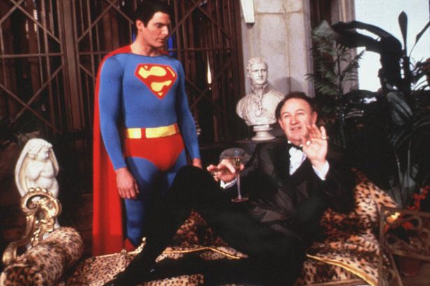 يظهر سوبرمان ، الذي صوره كريستوفر ريف ، اليسار ، وجين هاكمان ، إلى اليمين ، في مشهد من "Superman IV: The Quest for Peace" 