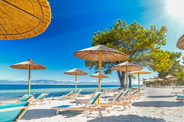 الشاطئ (Pachis) في جزيرة Thasos ، اليونان ، مياه بحر إيجه واضحة