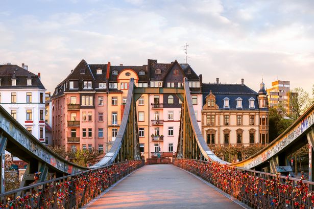 Eiserner Steg (Iron Bridge) ، Frankfurt ، Hessen ، ألمانيا - يعبر جسر المشاة النهر الرئيسي ، وهو يربط مركز فرانكفورت مع منطقة ساشسنهاوزن (بنيت في عام 1868). تم تفجير الجسر في الأيام الأخيرة من الحرب العالمية الثانية ، ولكن أعيد بناؤه بعد ذلك بوقت قصير.
