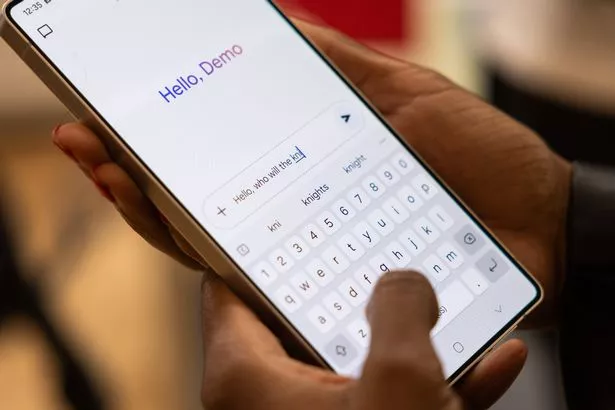 Google Gemini AI chatbot على هاتف ذكي Galaxy S25 Ultra خلال حدث إعلامي قبل Galaxy الذي تم تفريغه في نيويورك ، في الولايات المتحدة ، يوم الخميس ، 16 يناير 2025. تقوم شركة Samsung Electronics Co. بالبنوك على إصلاح الذكاء الاصطناعي وتصميمات الأدوات التي تم تحويلها لبيع خطها الجديد من Galaxy S25. المصور: Yuki Iawmura/Bloomberg عبر Getty Images
