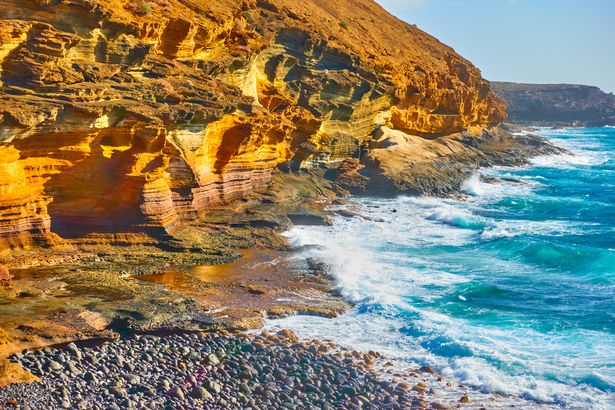 الجبل الأصفر على شاطئ المحيط في كوستا ديل سلينسيو ، تينيريفي ، الكناري