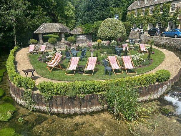 حديقة البيرة في فندق Swan في Bibury التي تحيط بها نهر كولن