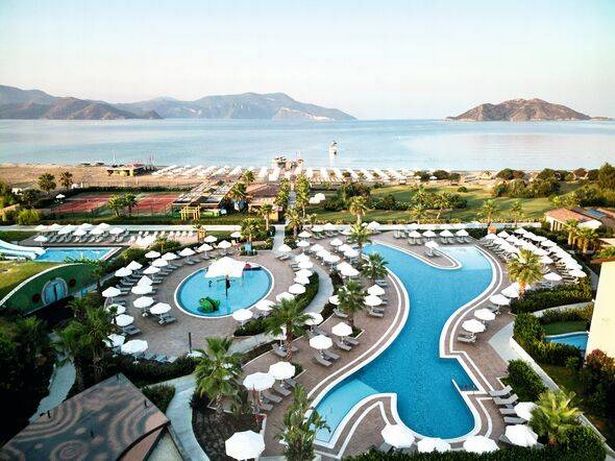 Tui Blue Sensatori Akra في Feithye