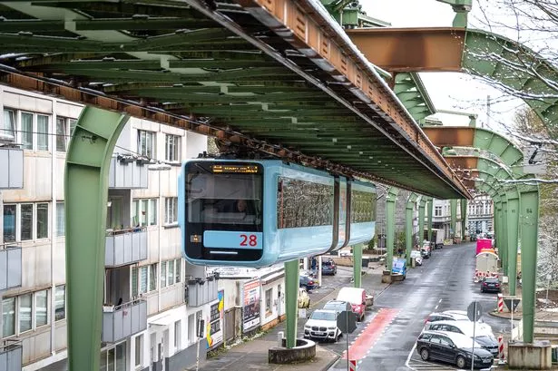 هذه صورة للسكك الحديدية التعليق في بلدة Wuppertal الألمانية. بدأت العملية في عام 1901 ولا تزال تستخدم كوسيلة للنقل التي تربط بين البلدات الست التي تشكل wuppertal.