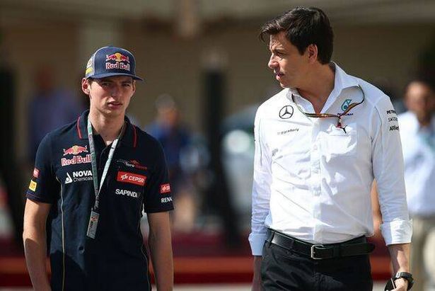 يسير Toto Wolff إلى جانب Max Verstappen