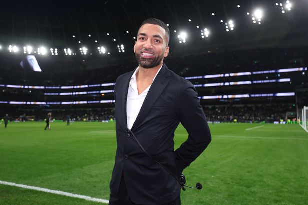 ينظر لاعب توتنهام هوتسبور السابق آرون لينون في نهاية الشوط الأول خلال مباراة الدوري الممتاز بين توتنهام هوتسبور ومانشستر سيتي على ملعب توتنهام هوتسبور في 05 فبراير 2023 في لندن ، إنجلترا