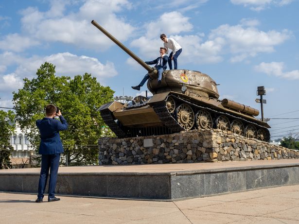 Tiraspol ، Transnistria / Moldova - 1 سبتمبر: دبابة T -34 التي تم إيقاف تشغيلها تستخدم كإطار تسلق ، جزء من النصب التذكاري لنصب التذكارات المجد الموضوعة بجوار الكنيسة الأرثوذكسية Sfantul Gheorghe في 1 سبتمبر 2023 في تيراسبول ، مولدوفا (Pridnestrovian Morpult). Tiraspol هو عاصمة Transnistria الواقعة على الضفة الشرقية لنهر Dniester. يوم الجمهورية هو عطلة الدولة الرئيسية. انفصلت Transnistria عن Moldova في عام 1990 ولم يتم التعرف عليها من قبل المجتمع الدولي كدولة مستقلة. يتم دعم الإدارة الفعالة لـ Transnistria اقتصاديًا ودبلوماسيًا وعسكريًا من قبل روسيا ، والتي يعتقد أن لديها 1500 جندي متمركزين هناك. (تصوير بيتر دنش/غيتي إيموكيز)