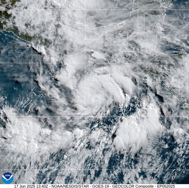 تُظهر هذه الصورة القمر الصناعي المقدمة من الإدارة الوطنية للمحيطات والغلاف الجوي (NOAA) العاصفة الاستوائية إريك ، الثلاثاء 17 يونيو 2025. (NOAA عبر AP)