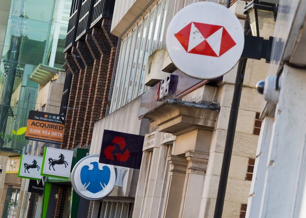 علامات خارج فروع لبنك Lloyds Banking Group Plc ، وبنك بنك باركليز ، وبنك مجموعة Natwest Group Plc و HSBC Holdings Plc Bank في Staines ، المملكة المتحدة ، يوم الجمعة ، 12 فبراير ، 2021. لقد نما الاقتصاد المملكة المتحدة بوتيرة متوقعة في الربع الرابع ، مما يدل على علامات المرونة على تقييد Coronavirus في نهاية العام. المصور: كريس راتكليف/بلومبرج عبر غيتي إيم.